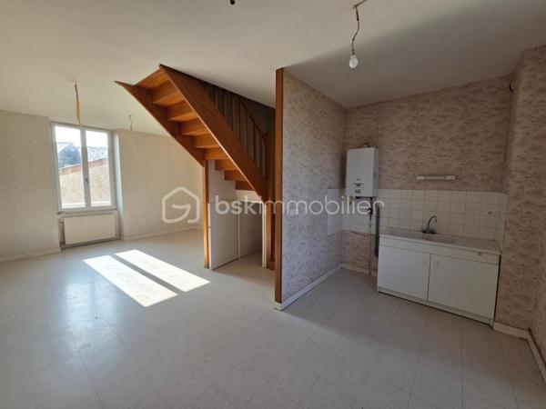 Venez découvrir cette maison de bourg, disposant de 3 logements individuelles.
En rez-de-chaussée, le premier logement se compose d'un hall d'entrée, un séjour avec cuisine, 2 chambres, un espace rangement, un toilette séparé et une salle de bains.
Le second se situe à l'étage, il se compose d'un séjour avec cuisine, 2 chambres, un toilette séparé et une salle de bains.
Le troisième également situé à l'étage, se compose d'un salon-séjour, une cuisine séparé, 3 chambres, un toilette séparé et une salle de bains.
A l'extérieur, un cour à l'arrière avec préau, pouvant faire office de box ou garage voiture.
Une belle opportunité pour un investissement locatif!
Des travaux de rafraîchissement sont à prévoir et également un contrôle de couverture par un professionnel est conseillé.
Les logement sont raccordés à l'assainissement collectif.
A visiter sans tarder!