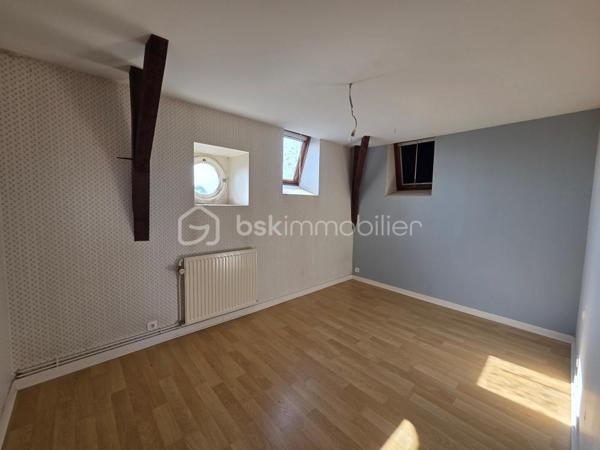 Venez découvrir cette maison de bourg, disposant de 3 logements individuelles.
En rez-de-chaussée, le premier logement se compose d'un hall d'entrée, un séjour avec cuisine, 2 chambres, un espace rangement, un toilette séparé et une salle de bains.
Le second se situe à l'étage, il se compose d'un séjour avec cuisine, 2 chambres, un toilette séparé et une salle de bains.
Le troisième également situé à l'étage, se compose d'un salon-séjour, une cuisine séparé, 3 chambres, un toilette séparé et une salle de bains.
A l'extérieur, un cour à l'arrière avec préau, pouvant faire office de box ou garage voiture.
Une belle opportunité pour un investissement locatif!
Des travaux de rafraîchissement sont à prévoir et également un contrôle de couverture par un professionnel est conseillé.
Les logement sont raccordés à l'assainissement collectif.
A visiter sans tarder!