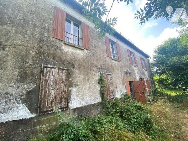 A vendre à Saint Chamant (CANTAL), dans un hameau calme et isolé une maison de famille à rénove...