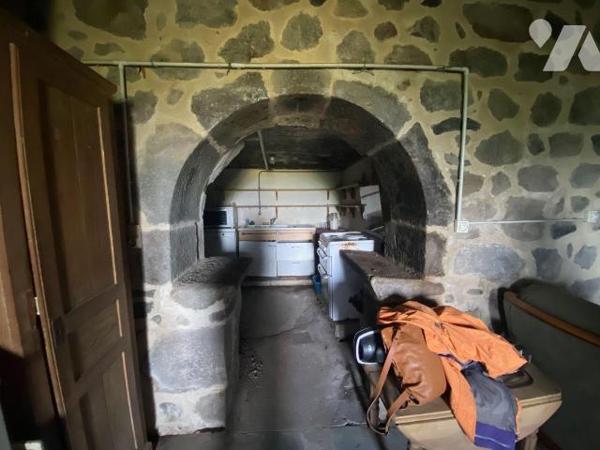 A vendre à Saint Chamant (CANTAL), dans un hameau calme et isolé une maison de famille à rénove...
