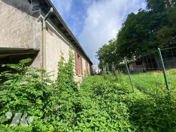 A vendre à Saint Chamant (CANTAL), dans un hameau calme et isolé une maison de famille à rénove...