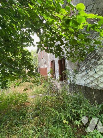 A vendre à Saint Chamant (CANTAL), dans un hameau calme et isolé une maison de famille à rénove...
