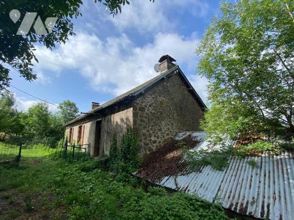 A vendre à Saint Chamant (CANTAL), dans un hameau calme et isolé une maison de famille à rénove...