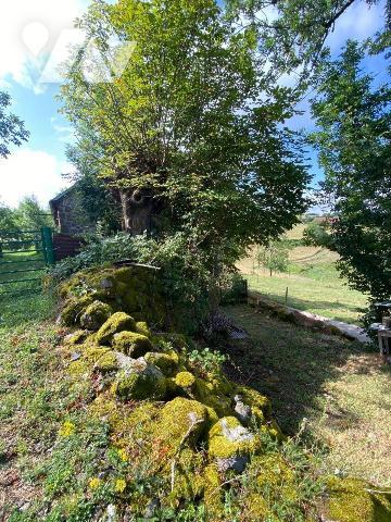 A vendre à Saint Chamant (CANTAL), dans un hameau calme et isolé une maison de famille à rénove...