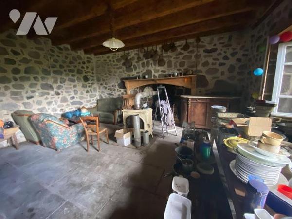 A vendre à Saint Chamant (CANTAL), dans un hameau calme et isolé une maison de famille à rénove...