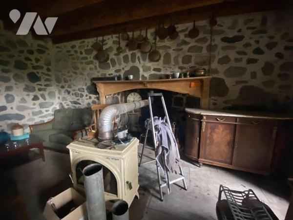 A vendre à Saint Chamant (CANTAL), dans un hameau calme et isolé une maison de famille à rénove...
