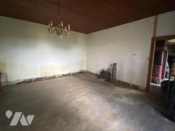 A vendre à Saint Chamant (CANTAL), dans un hameau calme et isolé une maison de famille à rénove...