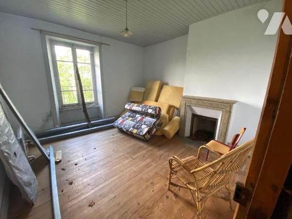 A vendre à Saint Chamant (CANTAL), dans un hameau calme et isolé une maison de famille à rénove...