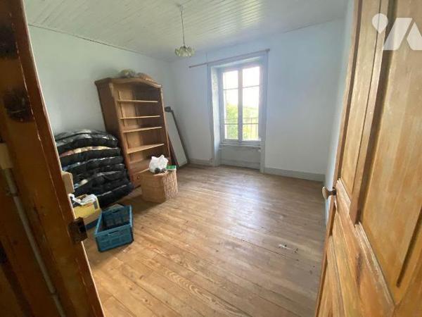 A vendre à Saint Chamant (CANTAL), dans un hameau calme et isolé une maison de famille à rénove...