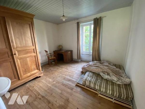 A vendre à Saint Chamant (CANTAL), dans un hameau calme et isolé une maison de famille à rénove...