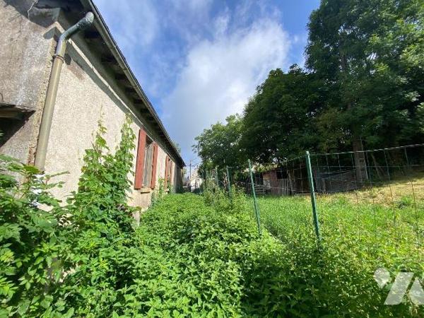 A vendre à Saint Chamant (CANTAL), dans un hameau calme et isolé une maison de famille à rénove...