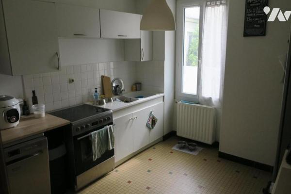 Immeuble de rapport - 6 Appartements - Cour - Parkings - Caves - 444 m² cadastré.