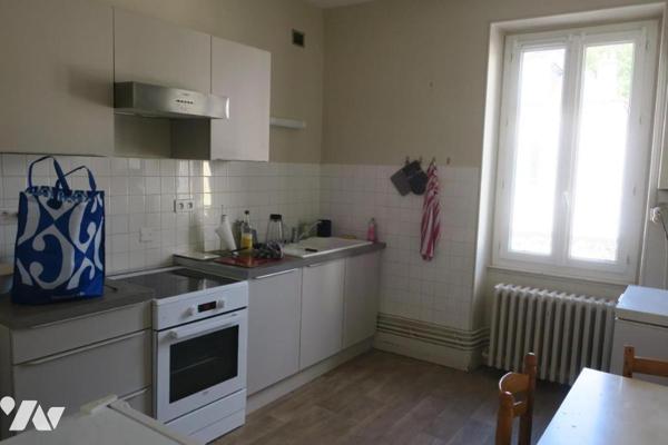 Immeuble de rapport - 6 Appartements - Cour - Parkings - Caves - 444 m² cadastré.