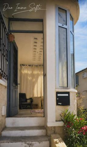 Maison de village avec terrasse, véranda, caves, garage et stationnement.