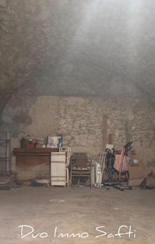 Maison de village avec terrasse, véranda, caves, garage et stationnement.