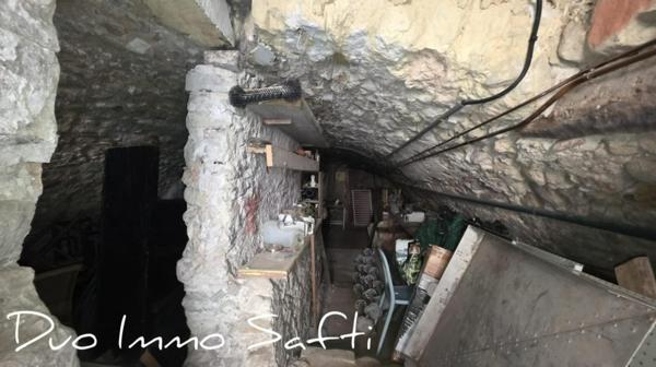 Maison de village avec terrasse, véranda, caves, garage et stationnement.