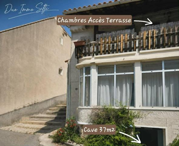 Maison de village avec terrasse, véranda, caves, garage et stationnement.
