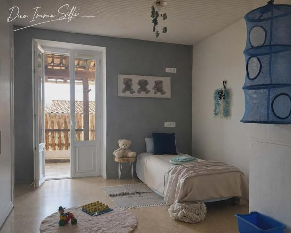 Maison de village avec terrasse, véranda, caves, garage et stationnement.