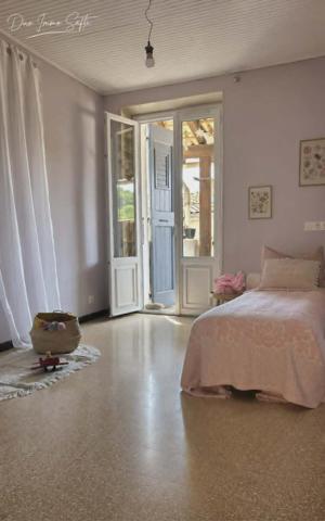 Maison de village avec terrasse, véranda, caves, garage et stationnement.