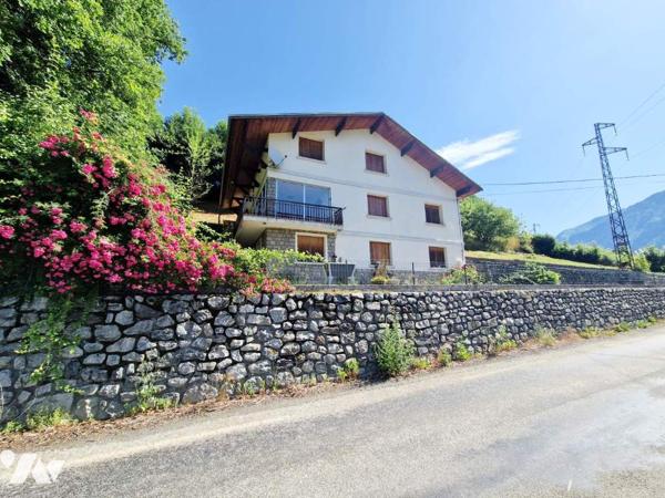 Maison Familiale  - 2  appartements et dépendances