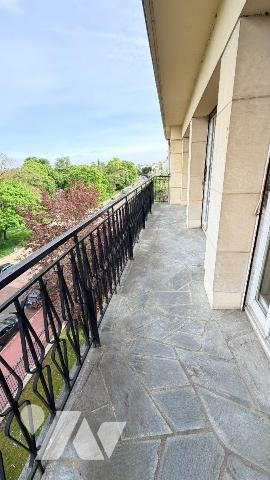 Situé  avenue de Gravelle à Charenton-le-Pont, au sein d'un immeuble de bon standing avec gardi...