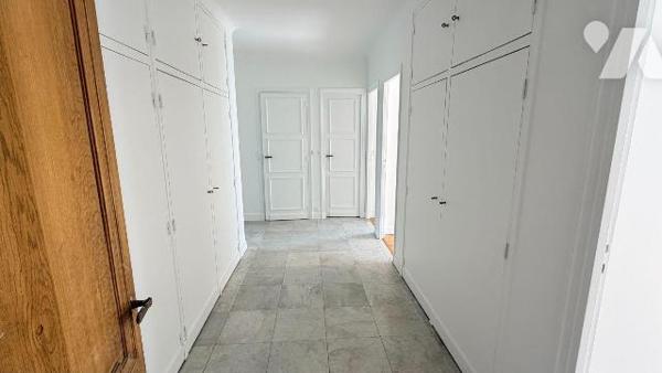 Situé  avenue de Gravelle à Charenton-le-Pont, au sein d'un immeuble de bon standing avec gardi...