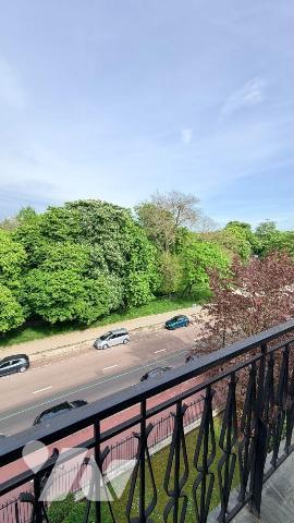 Situé  avenue de Gravelle à Charenton-le-Pont, au sein d'un immeuble de bon standing avec gardi...