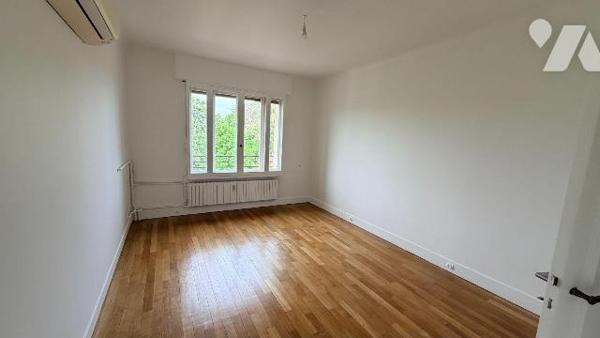 Situé  avenue de Gravelle à Charenton-le-Pont, au sein d'un immeuble de bon standing avec gardi...