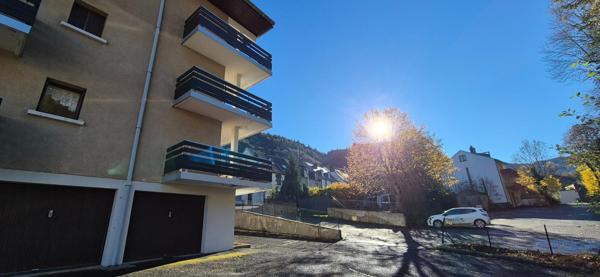 Appartement F1 avec garage, grand balcon exposé sud, potentiel locatif immédiat, rdc.