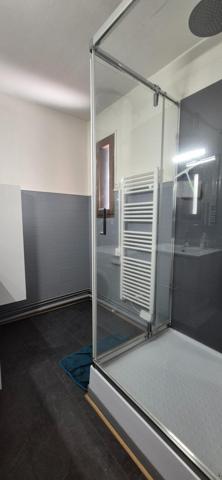 Appartement F1 avec garage, grand balcon exposé sud, potentiel locatif immédiat, rdc.