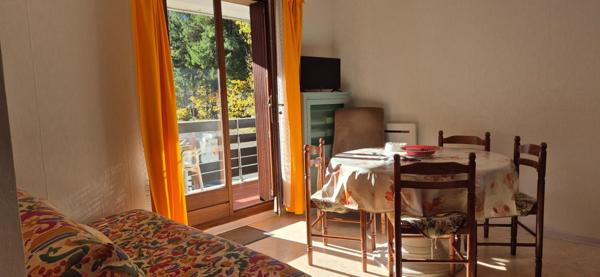 Appartement F1 avec garage, grand balcon exposé sud, potentiel locatif immédiat, rdc.