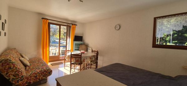 Appartement F1 avec garage, grand balcon exposé sud, potentiel locatif immédiat, rdc.