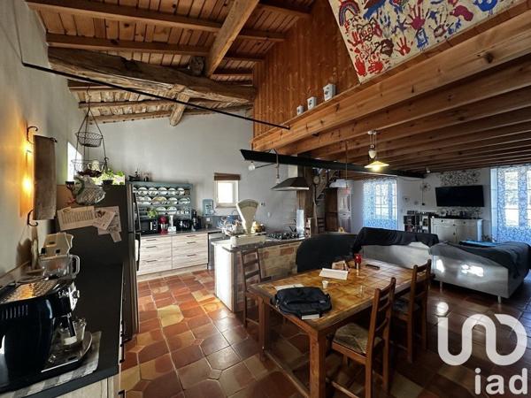 Maison traditionnelle 7 pièces de 188 m² à Chamouillac (17130)