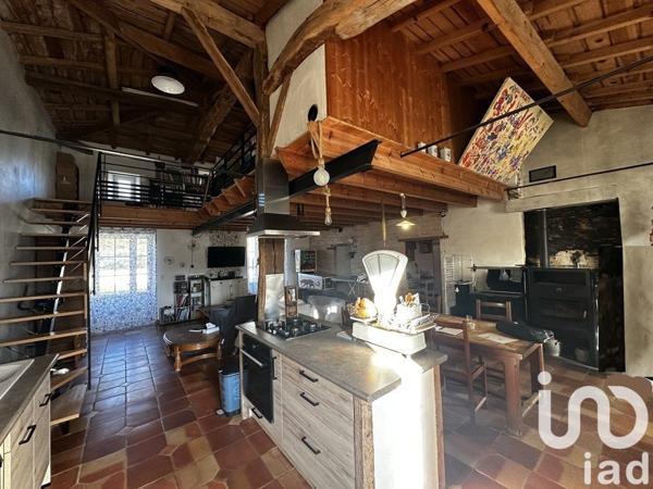 Maison traditionnelle 7 pièces de 188 m² à Chamouillac (17130)