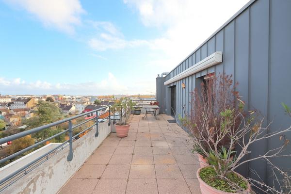 Appartement T3 de 74 m² situé au dernier étage avec ascenseur - Grande terrase privative - Garage fermé