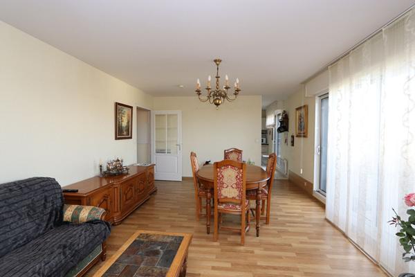 Appartement T3 de 74 m² situé au dernier étage avec ascenseur - Grande terrase privative - Garage fermé