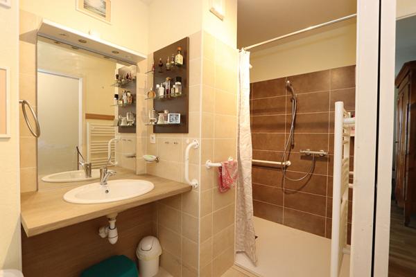 Appartement T3 de 74 m² situé au dernier étage avec ascenseur - Grande terrase privative - Garage fermé