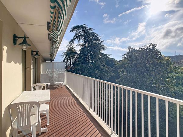 Appartement 2 pièces à vendre au dernier étage avec vue dégagée - Début Cap d'Antibes