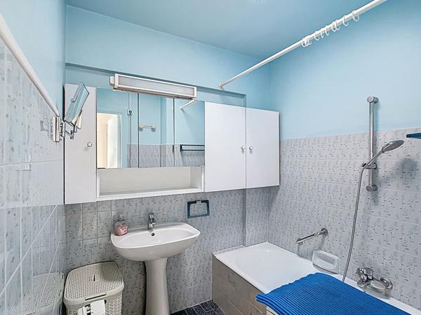 Appartement 2 pièces à vendre au dernier étage avec vue dégagée - Début Cap d'Antibes