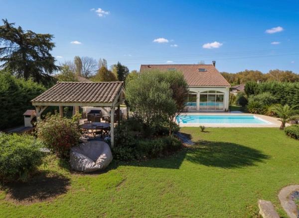Maison à AMBARES-ET-LAGRAVE, 33440 - 7 pièces 240m²