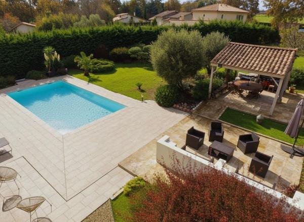 Maison à AMBARES-ET-LAGRAVE, 33440 - 7 pièces 240m²