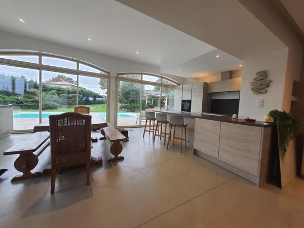 Maison à AMBARES-ET-LAGRAVE, 33440 - 7 pièces 240m²