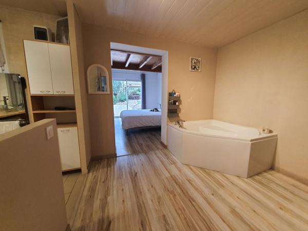 Maison à AMBARES-ET-LAGRAVE, 33440 - 7 pièces 240m²