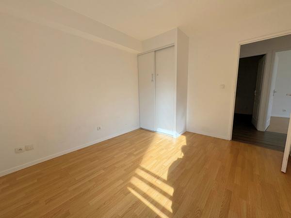 Vente
                Appartement77,84 m² - 4 Pièces -
                    CLERMONT FERRAND (63100)