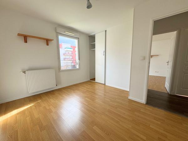 Vente
                Appartement77,84 m² - 4 Pièces -
                    CLERMONT FERRAND (63100)