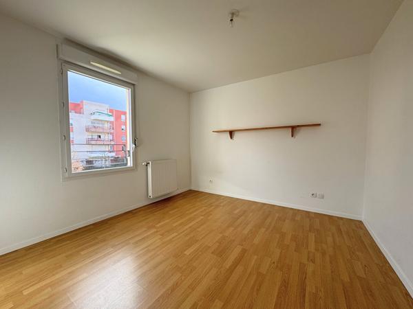 Vente
                Appartement77,84 m² - 4 Pièces -
                    CLERMONT FERRAND (63100)
