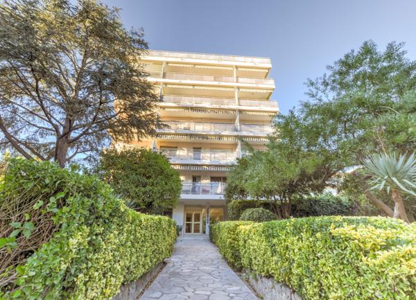 Appartement à louer    1 pièce •  Cannes