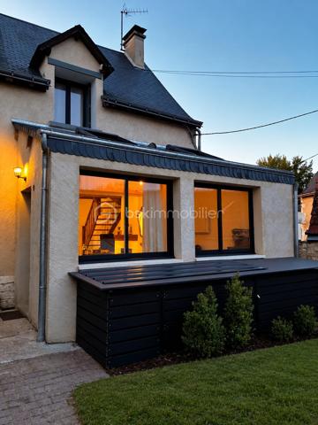 UNE BELLE BÂTISSE ANCIENNE ENTIÈREMENT RÉNOVÉE AU CŒUR DU VIEUX MONTS

Bien rare sur le secteur très recherché du Vieux Monts, cette charmante maison d’environ 85 m² conjugue avec élégance le cachet de l’ancien et le confort d’une rénovation complète réalisée en 2024.
Entièrement rénovée, elle ne nécessite aucun travaux. Isolation, fenêtres, électricité, plomberie et aménagements intérieurs ont été repris avec soin, dans un souci de qualité et de pérennité.

Dès l’entrée, la maison séduit par son atmosphère chaleureuse et authentique. Le salon-séjour, agréable et lumineux, dispose d’une cheminée avec insert, idéale pour profiter d’une ambiance conviviale.

L’ensemble de la maison est habillé d’un véritable parquet en chêne massif de 14 mm, apportant chaleur, élégance et caractère aux différents espaces. 
La cuisine équipée se prolonge par une buanderie ainsi qu’une arrière-cuisine, offrant des espaces particulièrement appréciables pour le rangement, le stockage et l’organisation du quotidien.

Un espace nuit modulable
La partie nuit comprend une chambre d’environ 10 m², ainsi qu’une seconde pièce d’environ 5 m², pouvant être utilisée comme chambre d’appoint, chambre de bébé, de bureau ou espace polyvalent selon les besoins.
Un dressing indépendant d’environ 5 m² complète cet espace.

La maison dispose également d’une belle salle de bain, équipée notamment d’une douche encastrée, ainsi que de WC séparés.

Un accès aux combles permet de bénéficier d’environ 15 m² supplémentaires dédiés au stockage. Un véritable atout pour conserver des pièces de vie parfaitement dégagées tout en disposant d’un espace de rangement conséquent.

À l’extérieur, la maison bénéficie d’une cour entièrement privative et rénovée, pensée comme un véritable prolongement de l’habitation.
Les pierres apparentes et l’enduit naturel à la chaux mettent particulièrement en valeur le caractère ancien de la bâtisse et s’intègrent parfaitement dans l’esprit du Vieux Monts.

LES ATOUTS
Emplacement recherché au cœur du Vieux Monts
Rénovation complète réalisée en 2024
Aucun travaux à prévoir
Isolation, fenêtres, électricité et plomberie rénovées
Cuisine équipée
Buanderie et arrière-cuisine
Chambre d’environ 10 m²
Seconde pièce d’environ 5 m²
Dressing indépendant d’environ 5 m²
Salle de bain d’environ 7 m² avec douche encastrée
WC séparés
Environ 15 m² de combles accessibles pour le stockage
Cour privative entièrement rénovée
Pierres apparentes et enduit naturel à la chaux

Une maison de caractère rénovée avec soin, qui a su conserver toute l’authenticité de l’ancien tout en offrant le confort et la qualité d’une rénovation récente.
Un bien rare dans le Vieux Monts, à découvrir sans tarder.

Le DPE est en cours de réalisation.
