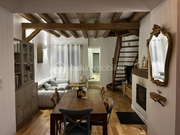 UNE BELLE BÂTISSE ANCIENNE ENTIÈREMENT RÉNOVÉE AU CŒUR DU VIEUX MONTS

Bien rare sur le secteur très recherché du Vieux Monts, cette charmante maison d’environ 85 m² conjugue avec élégance le cachet de l’ancien et le confort d’une rénovation complète réalisée en 2024.
Entièrement rénovée, elle ne nécessite aucun travaux. Isolation, fenêtres, électricité, plomberie et aménagements intérieurs ont été repris avec soin, dans un souci de qualité et de pérennité.

Dès l’entrée, la maison séduit par son atmosphère chaleureuse et authentique. Le salon-séjour, agréable et lumineux, dispose d’une cheminée avec insert, idéale pour profiter d’une ambiance conviviale.

L’ensemble de la maison est habillé d’un véritable parquet en chêne massif de 14 mm, apportant chaleur, élégance et caractère aux différents espaces. 
La cuisine équipée se prolonge par une buanderie ainsi qu’une arrière-cuisine, offrant des espaces particulièrement appréciables pour le rangement, le stockage et l’organisation du quotidien.

Un espace nuit modulable
La partie nuit comprend une chambre d’environ 10 m², ainsi qu’une seconde pièce d’environ 5 m², pouvant être utilisée comme chambre d’appoint, chambre de bébé, de bureau ou espace polyvalent selon les besoins.
Un dressing indépendant d’environ 5 m² complète cet espace.

La maison dispose également d’une belle salle de bain, équipée notamment d’une douche encastrée, ainsi que de WC séparés.

Un accès aux combles permet de bénéficier d’environ 15 m² supplémentaires dédiés au stockage. Un véritable atout pour conserver des pièces de vie parfaitement dégagées tout en disposant d’un espace de rangement conséquent.

À l’extérieur, la maison bénéficie d’une cour entièrement privative et rénovée, pensée comme un véritable prolongement de l’habitation.
Les pierres apparentes et l’enduit naturel à la chaux mettent particulièrement en valeur le caractère ancien de la bâtisse et s’intègrent parfaitement dans l’esprit du Vieux Monts.

LES ATOUTS
Emplacement recherché au cœur du Vieux Monts
Rénovation complète réalisée en 2024
Aucun travaux à prévoir
Isolation, fenêtres, électricité et plomberie rénovées
Cuisine équipée
Buanderie et arrière-cuisine
Chambre d’environ 10 m²
Seconde pièce d’environ 5 m²
Dressing indépendant d’environ 5 m²
Salle de bain d’environ 7 m² avec douche encastrée
WC séparés
Environ 15 m² de combles accessibles pour le stockage
Cour privative entièrement rénovée
Pierres apparentes et enduit naturel à la chaux

Une maison de caractère rénovée avec soin, qui a su conserver toute l’authenticité de l’ancien tout en offrant le confort et la qualité d’une rénovation récente.
Un bien rare dans le Vieux Monts, à découvrir sans tarder.

Le DPE est en cours de réalisation.