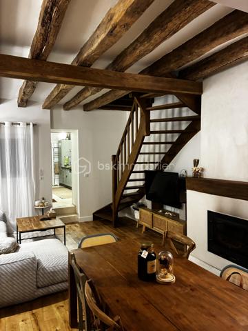 UNE BELLE BÂTISSE ANCIENNE ENTIÈREMENT RÉNOVÉE AU CŒUR DU VIEUX MONTS

Bien rare sur le secteur très recherché du Vieux Monts, cette charmante maison d’environ 85 m² conjugue avec élégance le cachet de l’ancien et le confort d’une rénovation complète réalisée en 2024.
Entièrement rénovée, elle ne nécessite aucun travaux. Isolation, fenêtres, électricité, plomberie et aménagements intérieurs ont été repris avec soin, dans un souci de qualité et de pérennité.

Dès l’entrée, la maison séduit par son atmosphère chaleureuse et authentique. Le salon-séjour, agréable et lumineux, dispose d’une cheminée avec insert, idéale pour profiter d’une ambiance conviviale.

L’ensemble de la maison est habillé d’un véritable parquet en chêne massif de 14 mm, apportant chaleur, élégance et caractère aux différents espaces. 
La cuisine équipée se prolonge par une buanderie ainsi qu’une arrière-cuisine, offrant des espaces particulièrement appréciables pour le rangement, le stockage et l’organisation du quotidien.

Un espace nuit modulable
La partie nuit comprend une chambre d’environ 10 m², ainsi qu’une seconde pièce d’environ 5 m², pouvant être utilisée comme chambre d’appoint, chambre de bébé, de bureau ou espace polyvalent selon les besoins.
Un dressing indépendant d’environ 5 m² complète cet espace.

La maison dispose également d’une belle salle de bain, équipée notamment d’une douche encastrée, ainsi que de WC séparés.

Un accès aux combles permet de bénéficier d’environ 15 m² supplémentaires dédiés au stockage. Un véritable atout pour conserver des pièces de vie parfaitement dégagées tout en disposant d’un espace de rangement conséquent.

À l’extérieur, la maison bénéficie d’une cour entièrement privative et rénovée, pensée comme un véritable prolongement de l’habitation.
Les pierres apparentes et l’enduit naturel à la chaux mettent particulièrement en valeur le caractère ancien de la bâtisse et s’intègrent parfaitement dans l’esprit du Vieux Monts.

LES ATOUTS
Emplacement recherché au cœur du Vieux Monts
Rénovation complète réalisée en 2024
Aucun travaux à prévoir
Isolation, fenêtres, électricité et plomberie rénovées
Cuisine équipée
Buanderie et arrière-cuisine
Chambre d’environ 10 m²
Seconde pièce d’environ 5 m²
Dressing indépendant d’environ 5 m²
Salle de bain d’environ 7 m² avec douche encastrée
WC séparés
Environ 15 m² de combles accessibles pour le stockage
Cour privative entièrement rénovée
Pierres apparentes et enduit naturel à la chaux

Une maison de caractère rénovée avec soin, qui a su conserver toute l’authenticité de l’ancien tout en offrant le confort et la qualité d’une rénovation récente.
Un bien rare dans le Vieux Monts, à découvrir sans tarder.

Le DPE est en cours de réalisation.